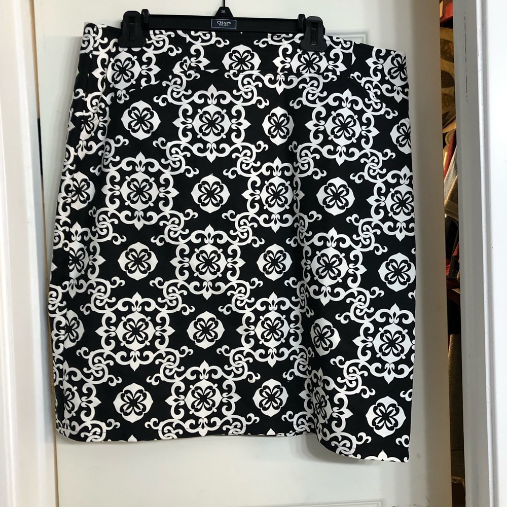 Beautiful, crisp, pencil skirt with bold graphic.